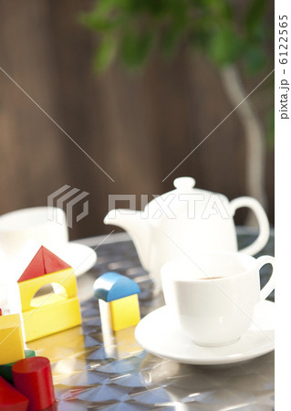 テーブルに置かれた積み木の家とコーヒー 6122565