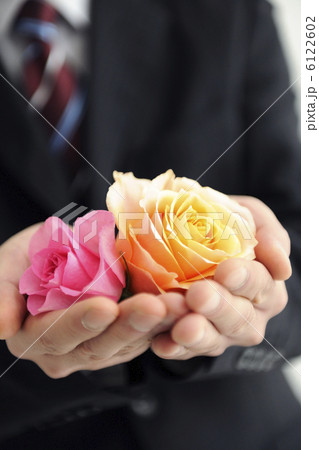 バラを持つビジネスマンの手 6122602