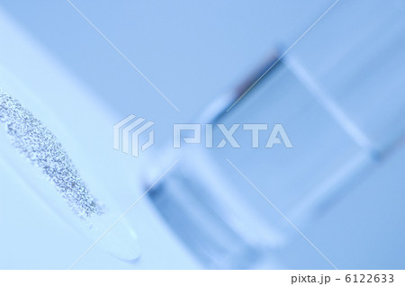 粉薬と水の入ったコップ 6122633