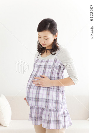 お腹に手を当てる妊婦 6122637