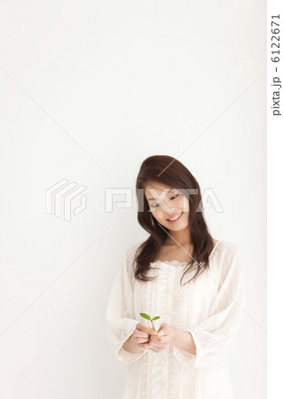 双葉を持っている女性 6122671