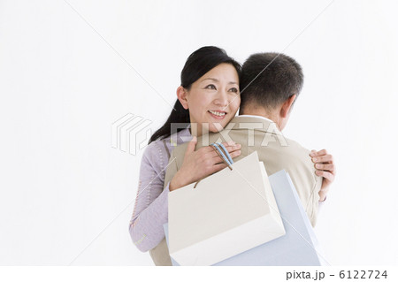 抱き合うシニア夫婦 6122724