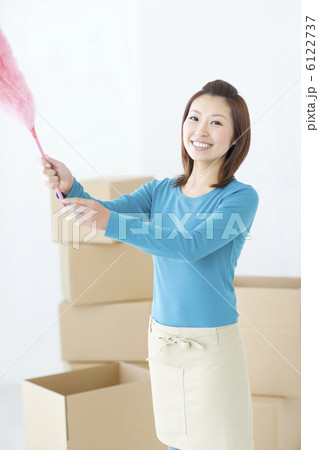 片付けをする女性 片付けをする女性 6122737