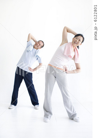 ストレッチするシニア夫婦 6122801