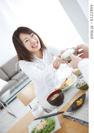 お茶碗を差し出す若い女性 6122804