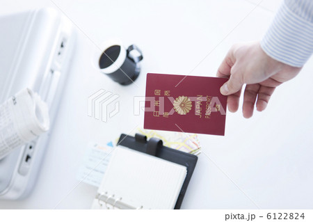パスポートを持つビジネスマンの手元 6122824