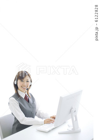 インカムをつけた制服を着た女性 6122828