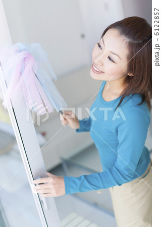 掃除する女性 6122857