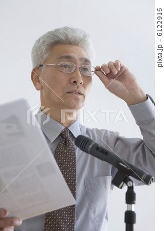 講演する男性 講演する男性 6122916