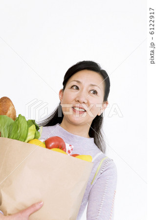 買い物袋を抱える女性 6122917