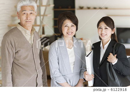 ビジネスウーマンとシニア夫婦 6122918