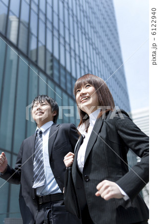 走るビジネスマンとビジネスウーマン 6122940