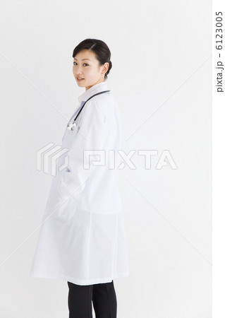 振り向く女医 6123005