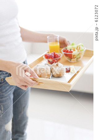 食事を運ぶ女性 6123072