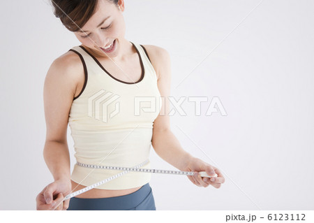 ウエストを測る女性 ウエストを測る女性 6123112