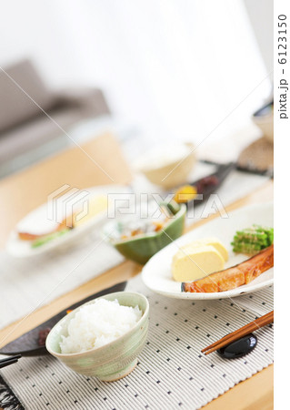 食卓の上の料理 6123150