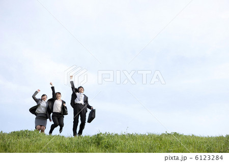 手を挙げてジャンプするビジネスマンとビジネスウーマン 手を挙げてジャンプするビジネスマンとビジネスウーマン 6123284