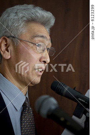 講演する男性 講演する男性 6123299