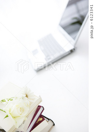 本の上に置かれた花 6123341