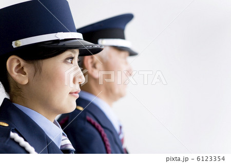 警備員の男性と女性 6123354