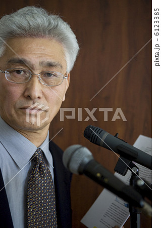 講演する男性 講演する男性 6123385