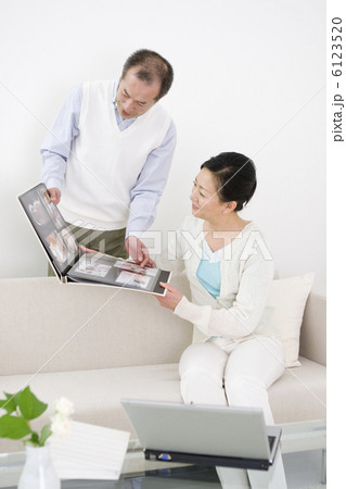 アルバムを見るシニア夫婦 アルバムを見るシニア夫婦 6123520