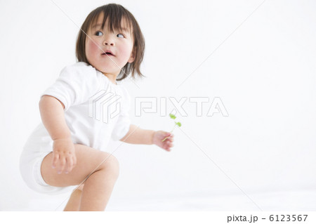 新芽を持っている女の子 6123567