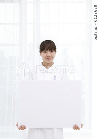 メッセージボードを持つ看護師 6123629