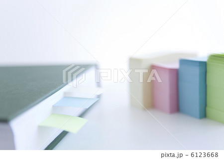 本と付箋 6123668