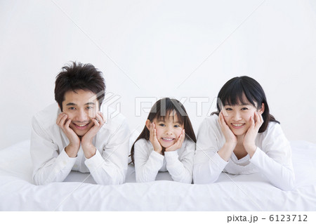 ベッドに寝転んでいる親子 6123712