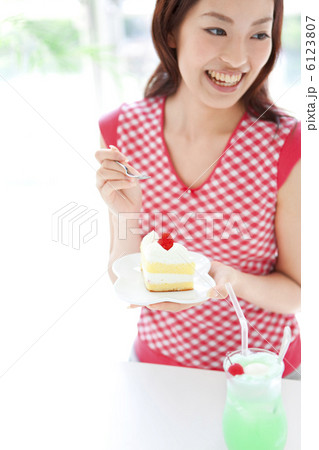 ケーキを持っている女性 6123807