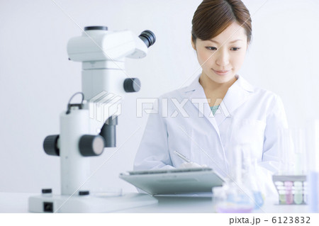 実験をする白衣を着た女性 6123832