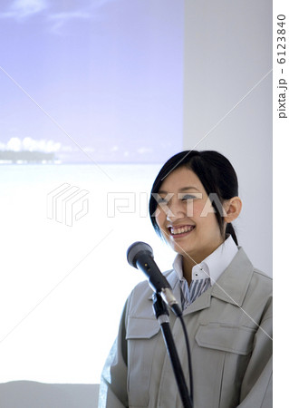 プレゼンをしている作業着の女性 プレゼンをしている作業着の女性 6123840