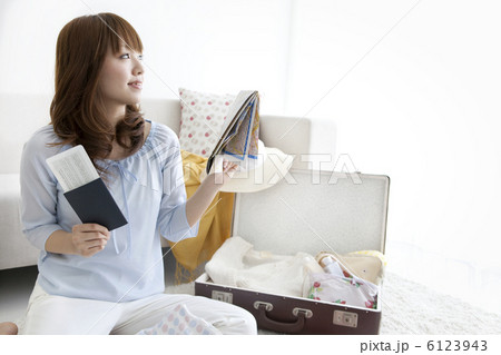 旅行の用意をしている若い女性 6123943