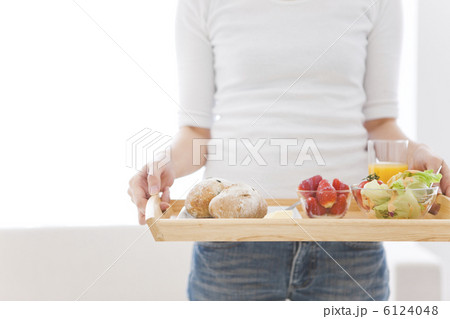 食事を運ぶ女性 食事を運ぶ女性 6124048