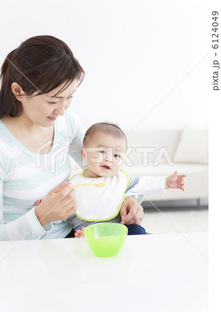 離乳食を食べる赤ちゃんと母親 離乳食を食べる赤ちゃんと母親 6124049