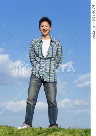 青空と男性 6124074