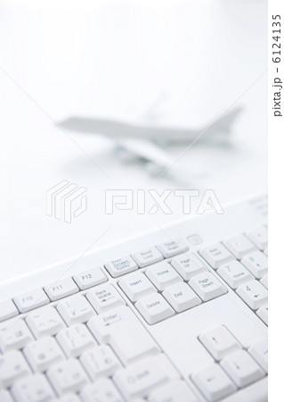 キーボードとおもちゃの飛行機 キーボードとおもちゃの飛行機 6124135