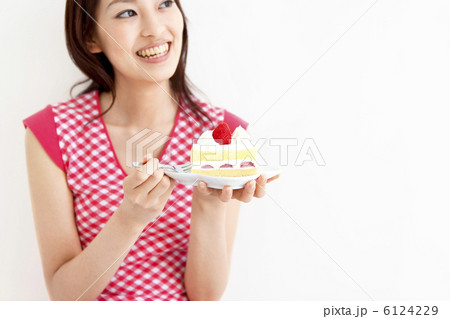 ケーキを持っている女性 6124229