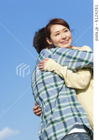 青空と抱き合うカップル 6124261