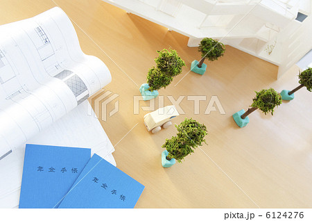 年金手帳と家の模型 年金手帳と家の模型 6124276