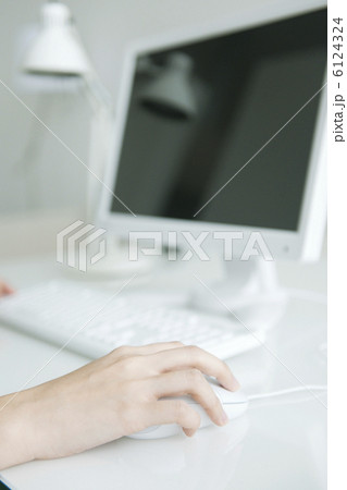 マウスを操作する女性の手元 マウスを操作する女性の手元 6124324