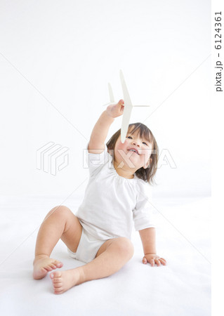 紙ひこうきを持っている女の子 6124361