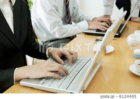 ノートパソコンに入力するビジネスマンの手元 ノートパソコンに入力するビジネスマンの手元 6124405