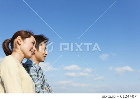 青空とカップル 6124407