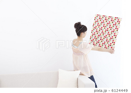 ファブリックパネルを持っている女性 6124449