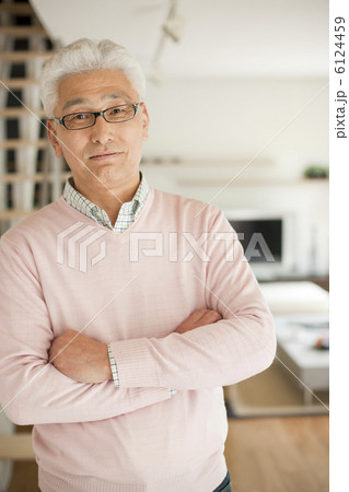 腕組みをしているシニア男性 6124459