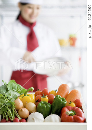 野菜とコック姿の女性 野菜とコック姿の女性 6124500
