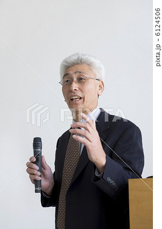 講演する男性 講演する男性 6124506
