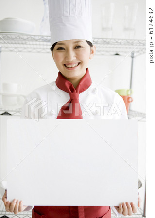 コック姿の女性 6124632